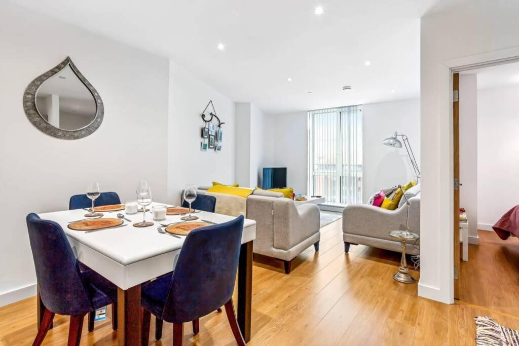 Stunning 2 Bed/2 Bath In Town Centre & Parking! Apartment Bracknell Luaran gambar