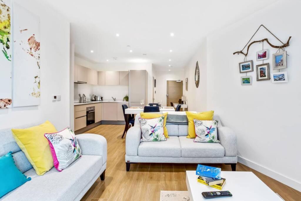 Stunning 2 Bed/2 Bath In Town Centre & Parking! Apartment Bracknell Luaran gambar