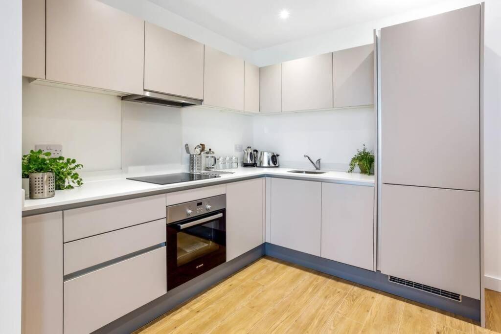 Stunning 2 Bed/2 Bath In Town Centre & Parking! Apartment Bracknell Luaran gambar