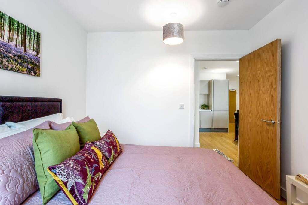Stunning 2 Bed/2 Bath In Town Centre & Parking! Apartment Bracknell Luaran gambar