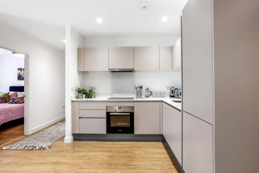 Stunning 2 Bed/2 Bath In Town Centre & Parking! Apartment Bracknell Luaran gambar