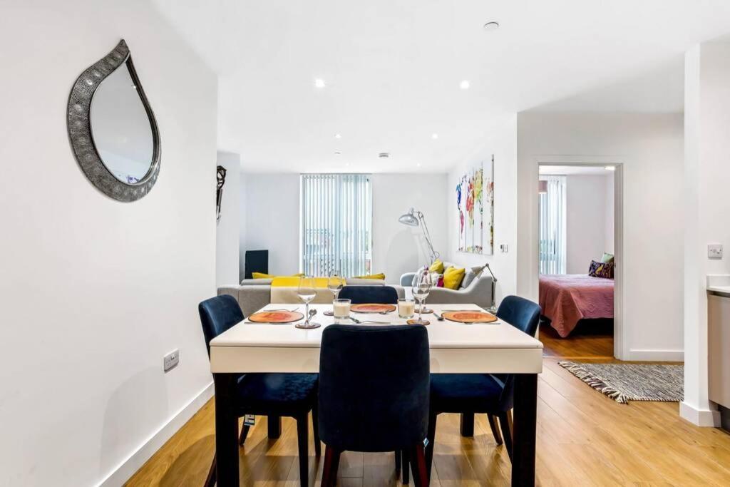 Stunning 2 Bed/2 Bath In Town Centre & Parking! Apartment Bracknell Luaran gambar