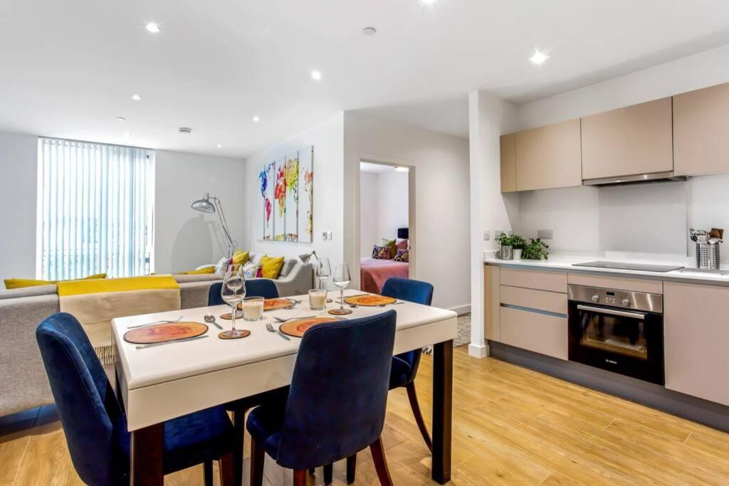 Stunning 2 Bed/2 Bath In Town Centre & Parking! Apartment Bracknell Luaran gambar
