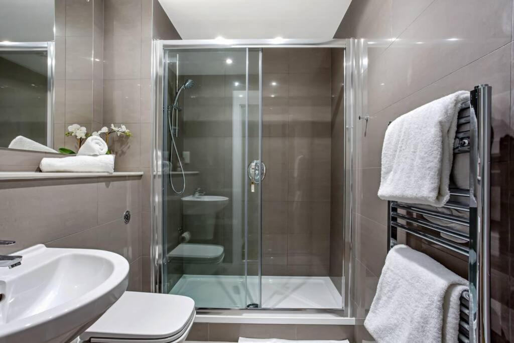 Stunning 2 Bed/2 Bath In Town Centre & Parking! Apartment Bracknell Luaran gambar