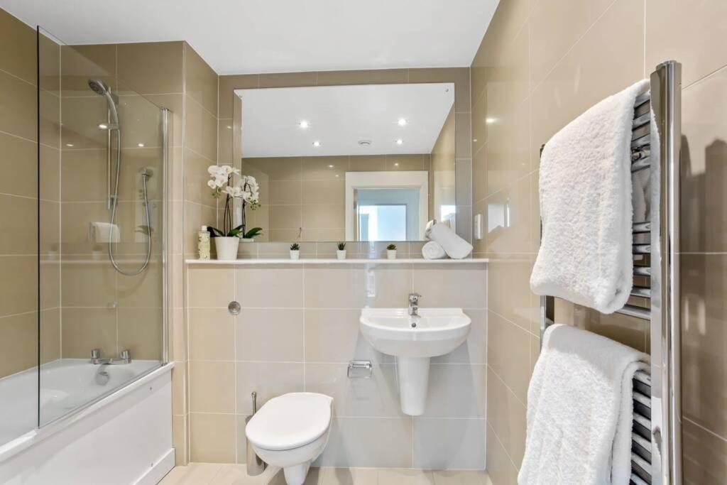 Stunning 2 Bed/2 Bath In Town Centre & Parking! Apartment Bracknell Luaran gambar